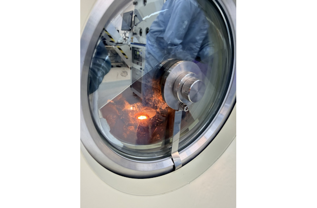 Расплавление металла в тигле